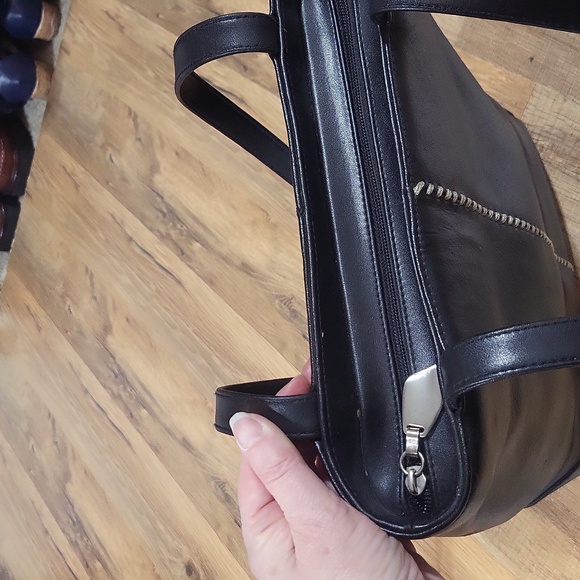 ANDREA VICCARO Black Vegan Leather (?) Thread Detail Top Zip Shoulder Bag - Picture 3 of 12